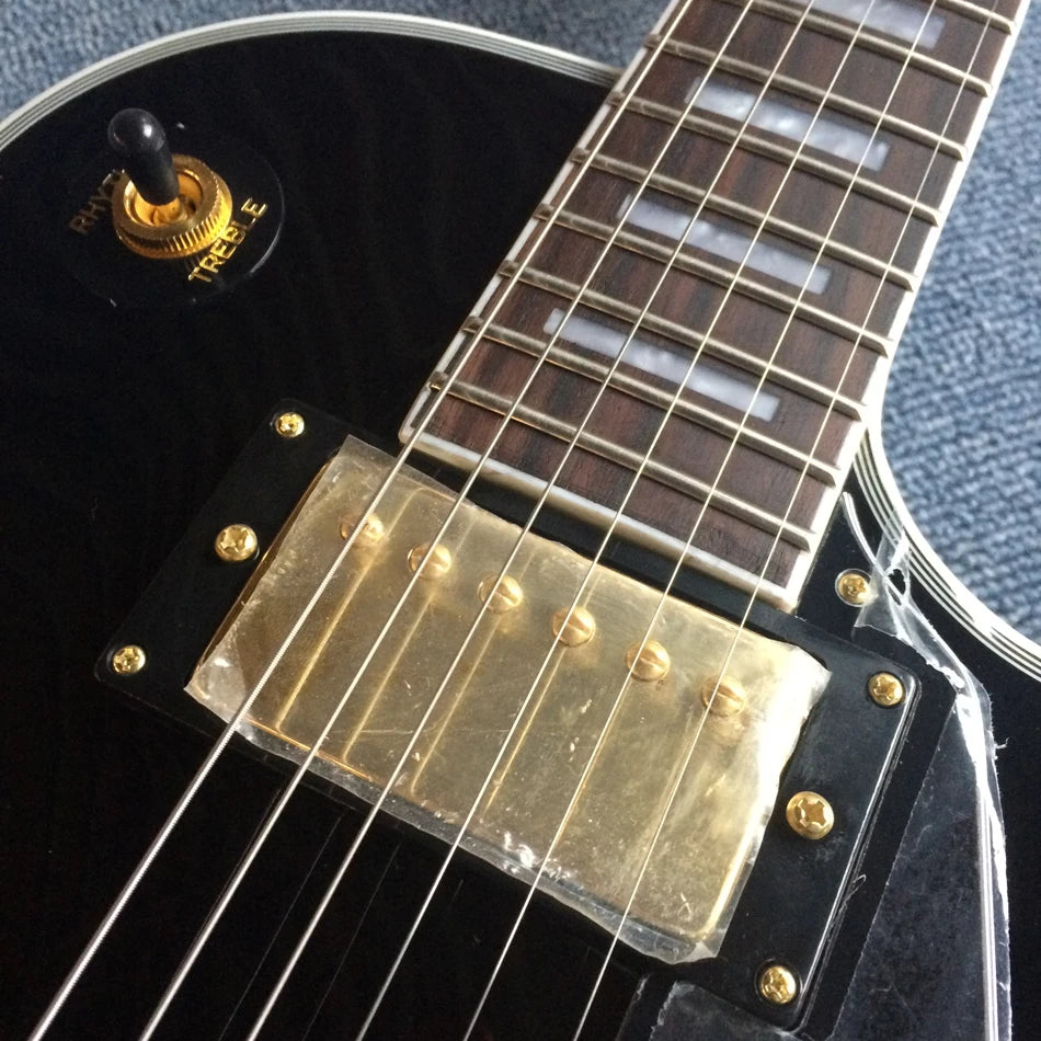 Customized Les Paul Model Electric Guitar with Golden Hardware
