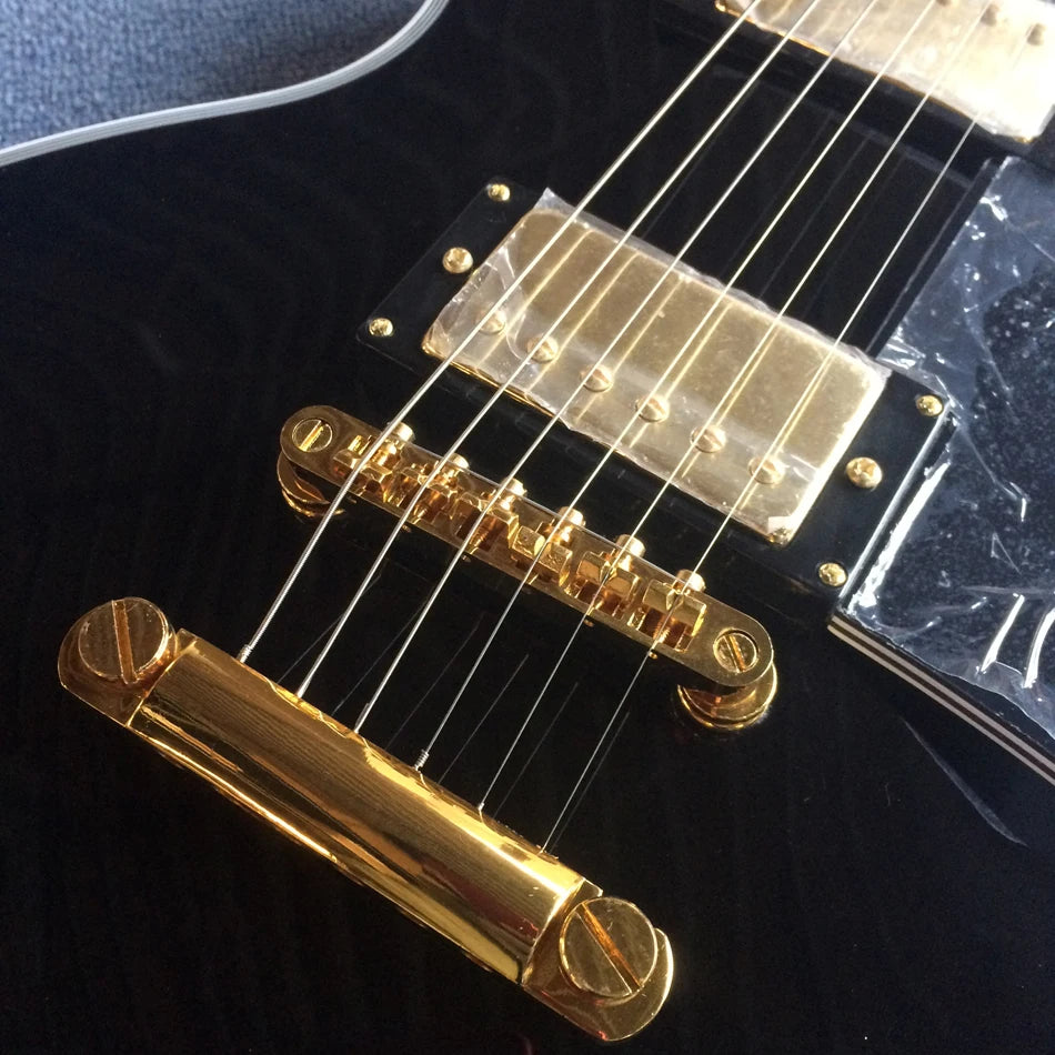 Customized Les Paul Model Electric Guitar with Golden Hardware